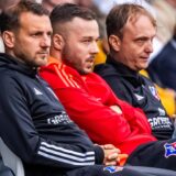 Kapitän Yanni Regäsel, hier zwischen den Trainern Dimitrios Kalpakidis (l.) und Danny Voß (r.) verllässt den TuS Bövinghausen.