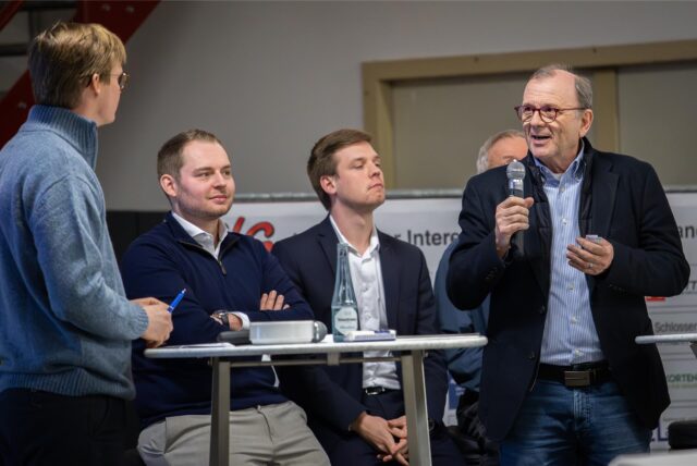 Uwe Foullong, bei der Bundestagswahl 2025 Direktkandidat für Die Linke im Wahlkreis 124, antwortet bei der Podiumsdiskussion in Lembeck auf die Fragen von Lorenz Graf Merveldt.