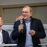 Uwe Foullong, bei der Bundestagswahl 2025 Direktkandidat für Die Linke im Wahlkreis 124, antwortet bei der Podiumsdiskussion in Lembeck auf die Fragen von Lorenz Graf Merveldt.