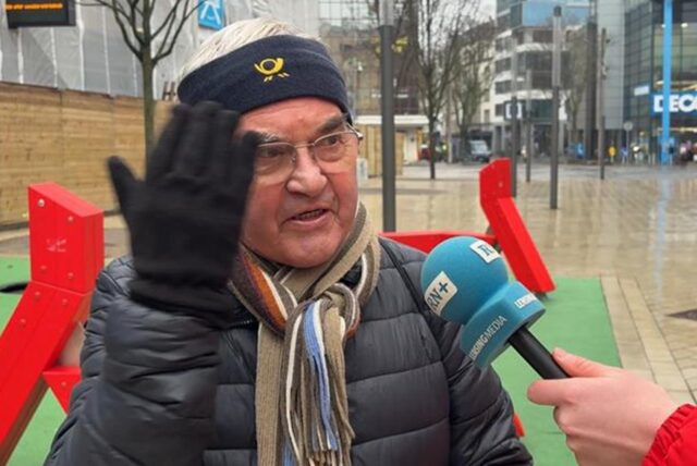 Ein Mann aus Dortmund spricht bei einer Umfrage zur Migrationsabstimmung in ein Mikrofon.