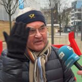 Ein Mann aus Dortmund spricht bei einer Umfrage zur Migrationsabstimmung in ein Mikrofon.