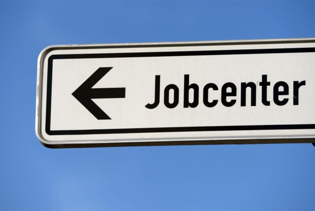 Ein Hinweisschild zu einem Jobcenter