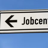 Ein Hinweisschild zu einem Jobcenter