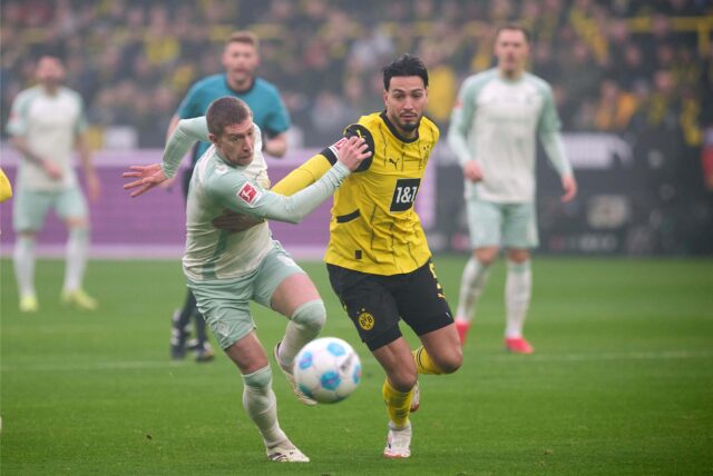 Ramy Bensebaini im Zweikampf.
