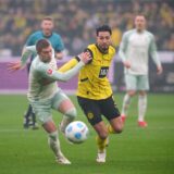 Ramy Bensebaini im Zweikampf.