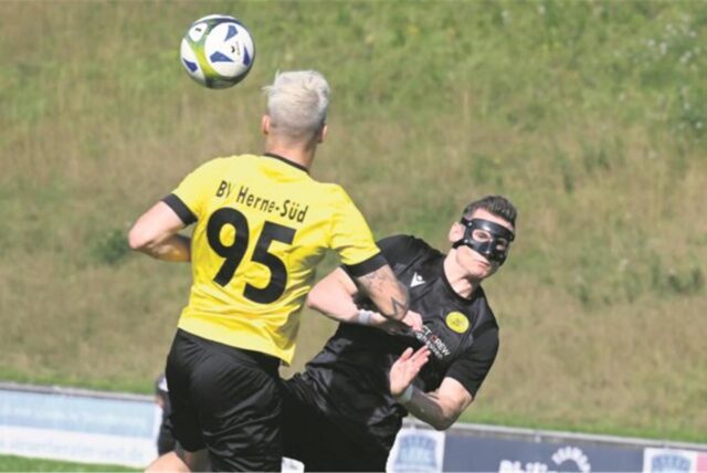 Philipp Rößler (r.) und der FC 96 Recklinghausen befinden sich in der Bezirksliga 9 im Aufstiegskampf mit dem BV Herne-Süd.