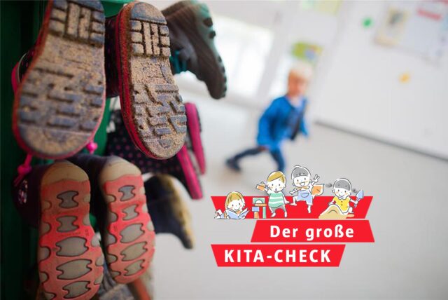„Der große Kita-Check“ ist neben einem Ständer für Kinderschuhe in einer Kita zu sehen.