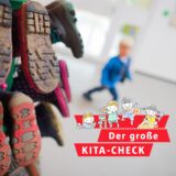 „Der große Kita-Check“ ist neben einem Ständer für Kinderschuhe in einer Kita zu sehen.