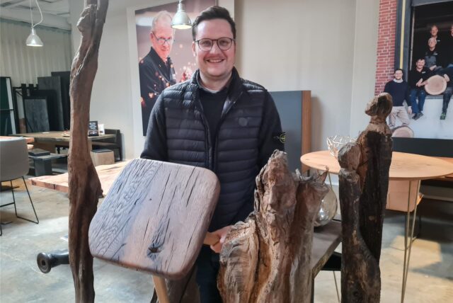 Justin Wiemann in der Werkstatt Havixbeck mit verarbeitetem Holz