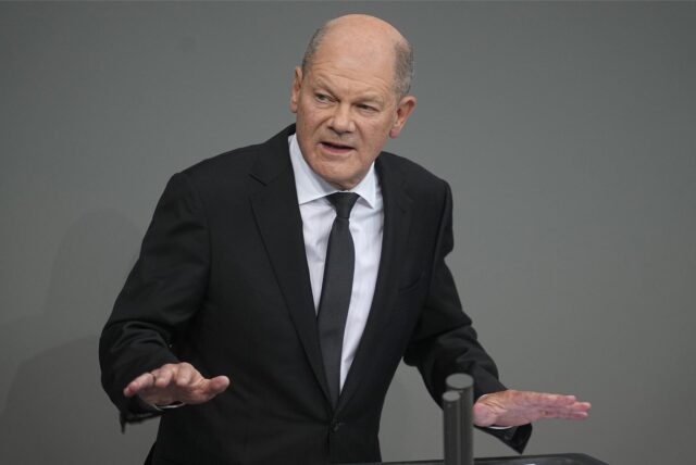 Bundeskanzler Olaf Scholz (SPD) steht im Bundestag am Rednerpult.