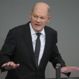 Bundeskanzler Olaf Scholz (SPD) steht im Bundestag am Rednerpult.