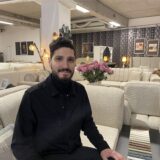 Furkan Bayram sitzt auf einem Sofa in seinem Möbel-Showroom in Lütgendortmund.