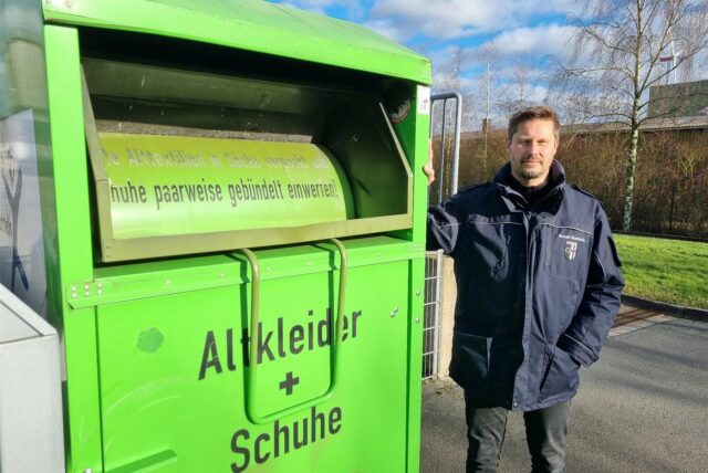 Michael Seega, Sachgebietsleiter Abfallwirtschaft beim KSD, steht an einem Altkleidercontainer.