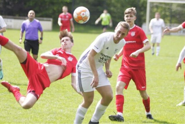Artistisch versucht hier der Flaesheimer Jakob Stockhofe (l.), gegen Stürmer Constantin Brink von Borussia Ahsen zu klären.