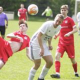 Artistisch versucht hier der Flaesheimer Jakob Stockhofe (l.), gegen Stürmer Constantin Brink von Borussia Ahsen zu klären.