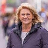 Die Dortmunder SPD-Bundestagsabgeordnete Sabine Poschmann steht in der City und schaut in die Kamera.