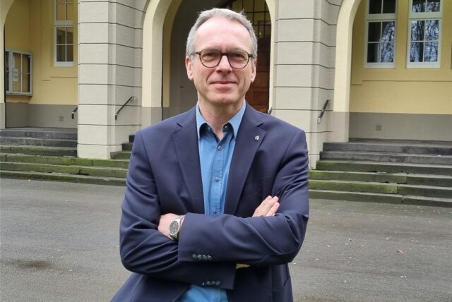 Bürgermeister André Dora steht vor dem Dattelner Rathaus.