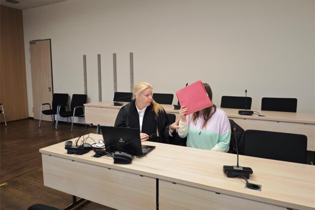 Gibt vor Gericht alle Ausraster zu: Die Angeklagte neben ihrer Verteidigerin Heike Michaelis im Essener Landgericht.