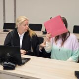 Gibt vor Gericht alle Ausraster zu: Die Angeklagte neben ihrer Verteidigerin Heike Michaelis im Essener Landgericht.