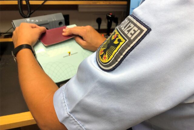 Die Bundespolizei kontrolliert am Flughafen Dortmund die Einreise. Dabei ist ein Mann aufgefallen, gegen den zwei Haftbefehle vorlagen.