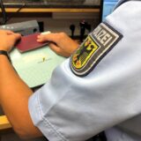 Die Bundespolizei kontrolliert am Flughafen Dortmund die Einreise. Dabei ist ein Mann aufgefallen, gegen den zwei Haftbefehle vorlagen.
