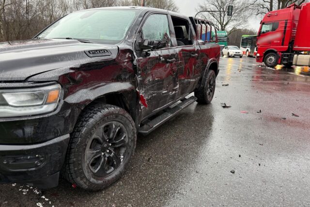 Zwischen einem Jeep und einem Lkw kam es am Donnerstagnachmittag zu einem Unfall.