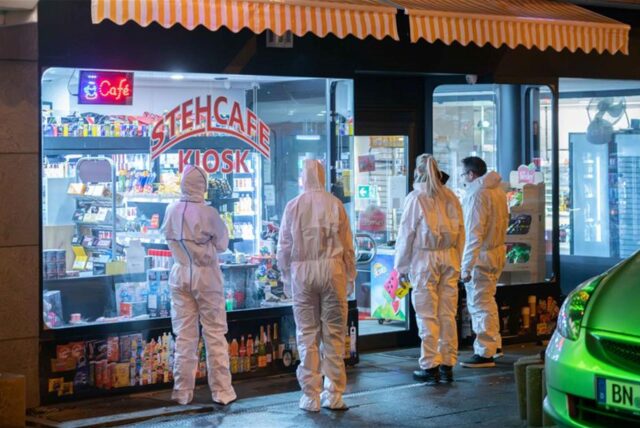 Ermittler der Polizei und Spurensicherung sind vor einem Kiosk in Köln-Ostheim im Einsatz.