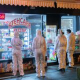 Ermittler der Polizei und Spurensicherung sind vor einem Kiosk in Köln-Ostheim im Einsatz.