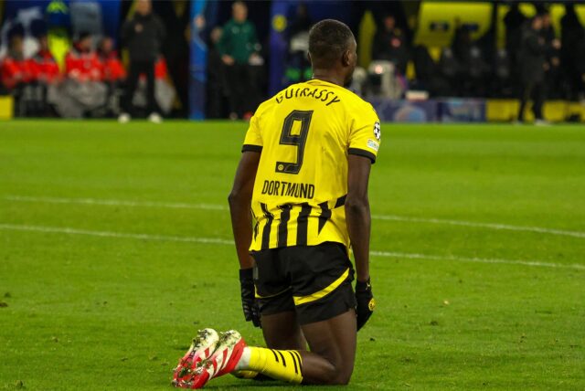 BVB-Stürmer Serhou Guirassy kniet am Boden.