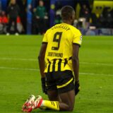 BVB-Stürmer Serhou Guirassy kniet am Boden.