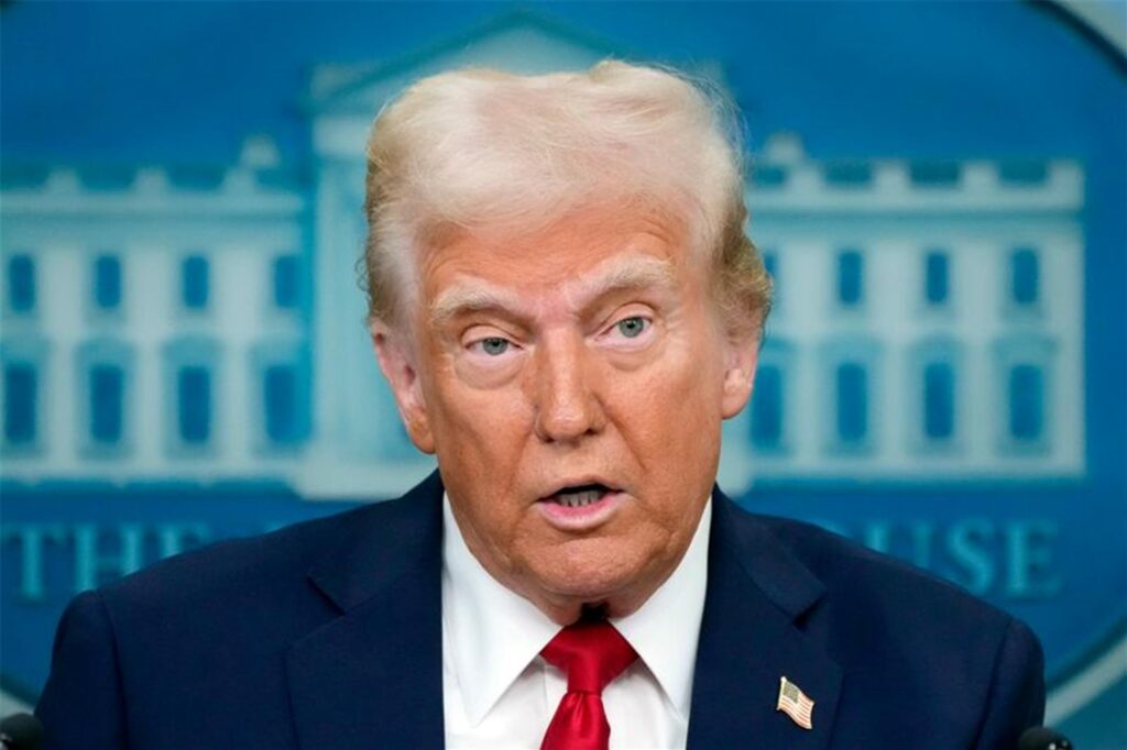 US-Präsident Donald Trump äußert sich im James Brady Press Briefing Room im Weißen Haus zu dem Flugzeugunglück über Washington.