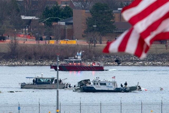 Ein Taucherteam und ein Polizeiboot sind in der Nähe des Wracks im Potomac River vom Ronald Reagan Washington National Airport im Einsatz.