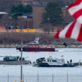 Ein Taucherteam und ein Polizeiboot sind in der Nähe des Wracks im Potomac River vom Ronald Reagan Washington National Airport im Einsatz.