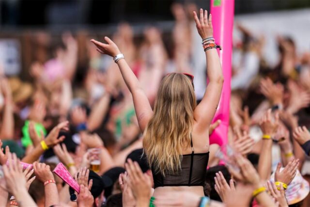 Fans feiern beim Electronic Music Festival «Parookaville» auf dem Flughafen Niederrhein.