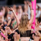 Fans feiern beim Electronic Music Festival «Parookaville» auf dem Flughafen Niederrhein.