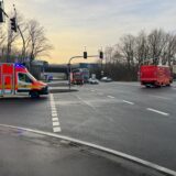 An der Auffahrt zur A52 in Marl-Brassert ist seit dem Morgen die Feuerwehr im Einsatz.
