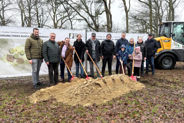 Gruppenbild mit Spaten