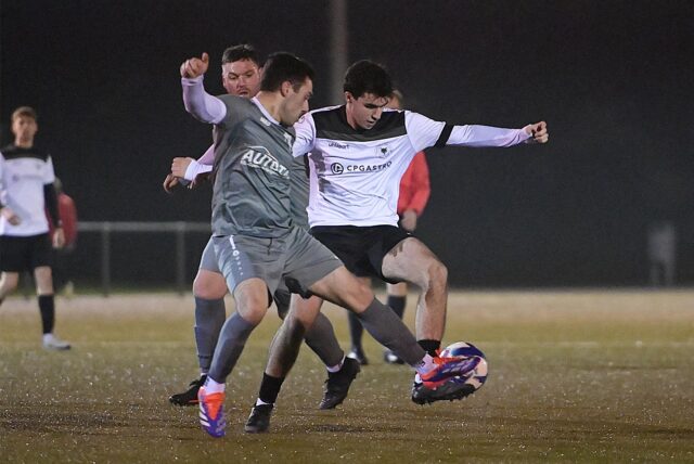 Simos Serges (l.) vom PSV Bork versucht, Teutonia SuS Waltrops Can Klein (r.) de Ball wegzuspitzeln.
