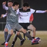 Simos Serges (l.) vom PSV Bork versucht, Teutonia SuS Waltrops Can Klein (r.) de Ball wegzuspitzeln.