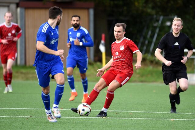 Nils Falkenstein (M.) traf im Testspiel gegen den FC Marl für SV Rot-Weiß Deuten zum 3:1-Endstand.