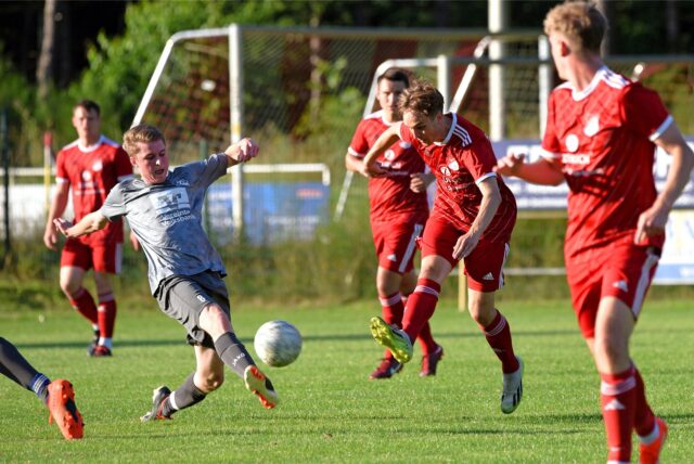 Ben Beisenbusch (2.v.r.) traf für SV Rot-Weiß Deuten im Testspiel gegen den FC Marl zur 2:1-Führung.