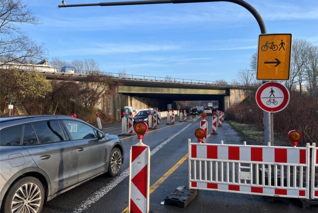 Verkehrszeichen und Warnbaken auf der Münsterstraße.
