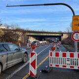 Verkehrszeichen und Warnbaken auf der Münsterstraße.