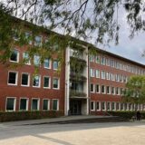 Das Rathaus Herten, daneben ein Porträtfoto von Bürgermeister Matthias Müller.