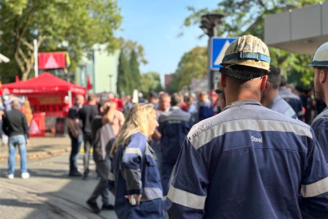 Stahlarbeiter protestieren bei Thyssenkrupp in Dortmund gegen den drohenden Stellenabbau an der Westfalenhütte.