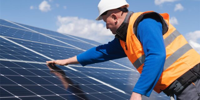 Wer eine Photovoltaik-Anlage installieren möchte, sollte sich von einem Fachbetrieb beraten lassen.