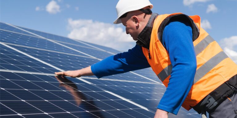 Wer eine Photovoltaik-Anlage installieren möchte, sollte sich von einem Fachbetrieb beraten lassen.