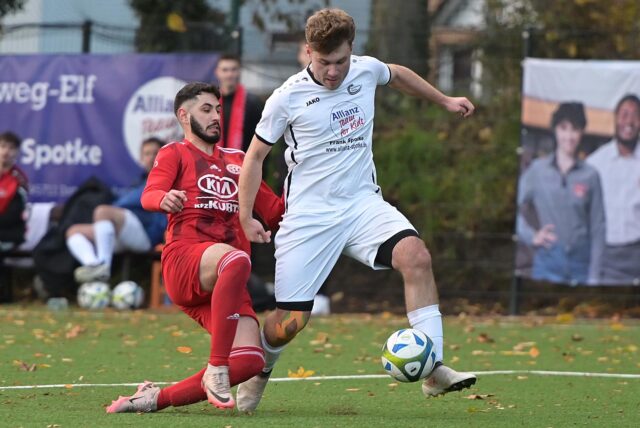 Haben beide noch Chancen auf den Aufstieg oder den Relegationsplatz: Jonah Elias Teige (am Ball) von der DJK Sportfreunde Datteln und Dogus Güney (l.) von Genclikspor Recklinghausen.
