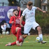 Haben beide noch Chancen auf den Aufstieg oder den Relegationsplatz: Jonah Elias Teige (am Ball) von der DJK Sportfreunde Datteln und Dogus Güney (l.) von Genclikspor Recklinghausen.