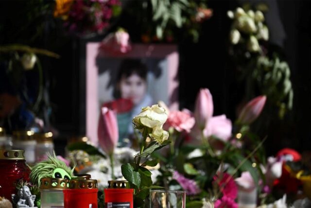 Blumen und Kerzen und ein Foto der getöteten Valeriia aus Döbeln sind vor einem Gottesdienst auf dem Obermarkt in Döbeln auf einer Bühne zu sehen.